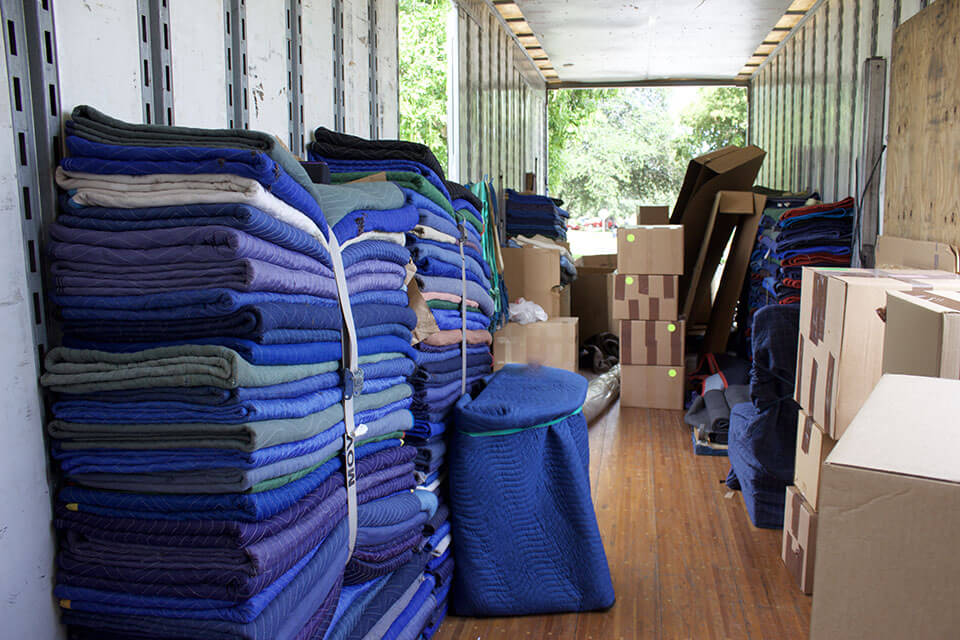 Blankets and boxes provided by professional movers in Chicago