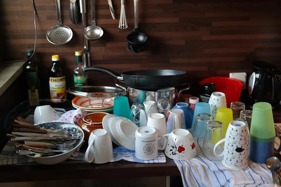 Clean your kitchenware before the movers in Chicago get there