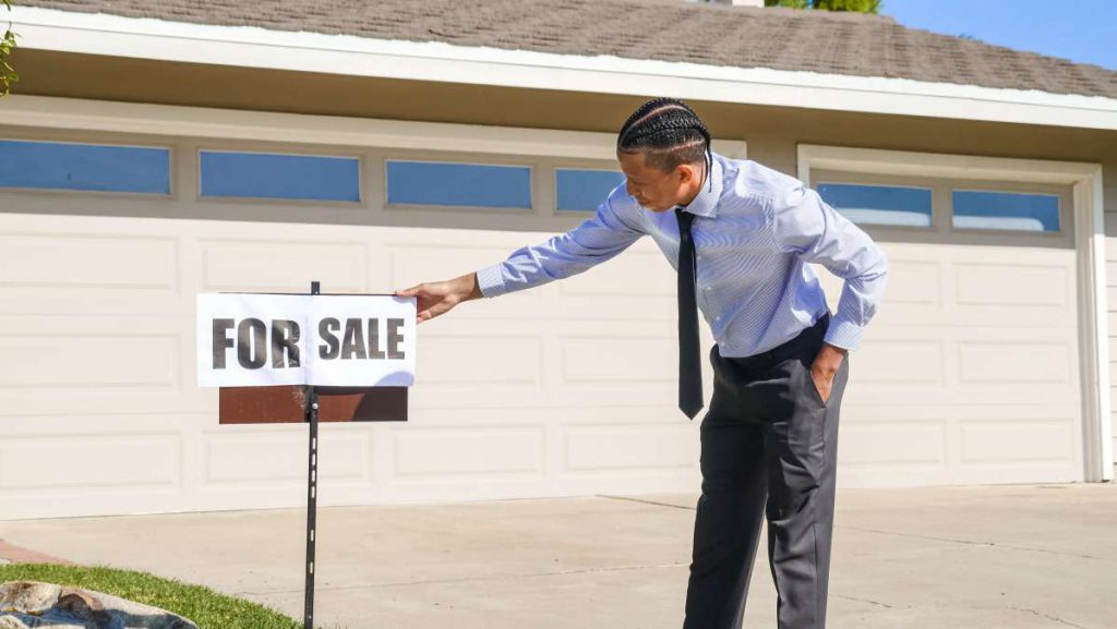 A guy looking at a home local movers in Chicago just emptied out