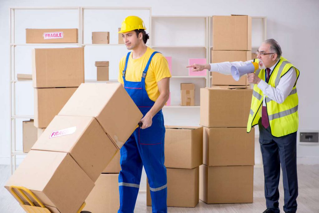 Professional mover in Chicago, IL doing his job